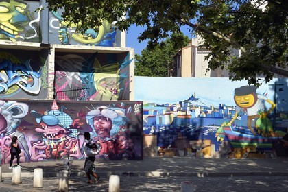 France, Bouches-du-Rhône (13), Marseille, quartier du Panier, rue du Petit Puits, graff monumental, le Pêcheur de sardine et le Vieux-Port, signé du graffeur brésilien Nhobi et de Seek 313 à droite et de Pierre aka alias Gamo à gauche