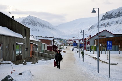 Norvège, Svalbard, Spitzberg, Longyearbyen, la rue principale est piétonne