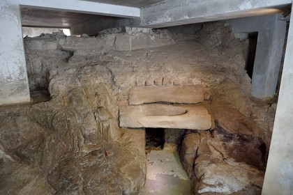 France, Var (83), Fréjus, Forum Julii, la crypte du vivier à poissons et son système d’adduction d’eau datant de l'époque romaine, vanne martelière pour réguler l'eau de mer