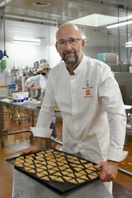 France, Bas-Rhin (67), Munlhdolseim, le patissier chocolatier Thierry Mulhaupt dans son atelier, plateau de bredele salés