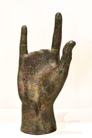 France, Paris (75), Bibliothèque Nationale de France, site Richelieu, main passeport votive, Gaule du Sud, 2e-1er siècle av. J.-C., cette main portant l'inscription en grec signe de reconnaissance pour les Velaunii servait de contrat commercial entre une cité grec de Gaule méridionale et le peuple alpestre des Velaunii