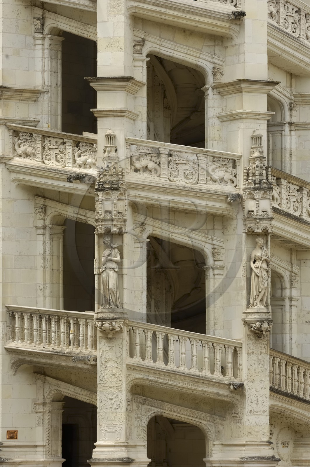 France, Loir-et-Cher (41), vallée de la Loire classée au Patrimoine Mondial de l'UNESCO, château de Blois, escalier à clair-voie sur la façade François 1er