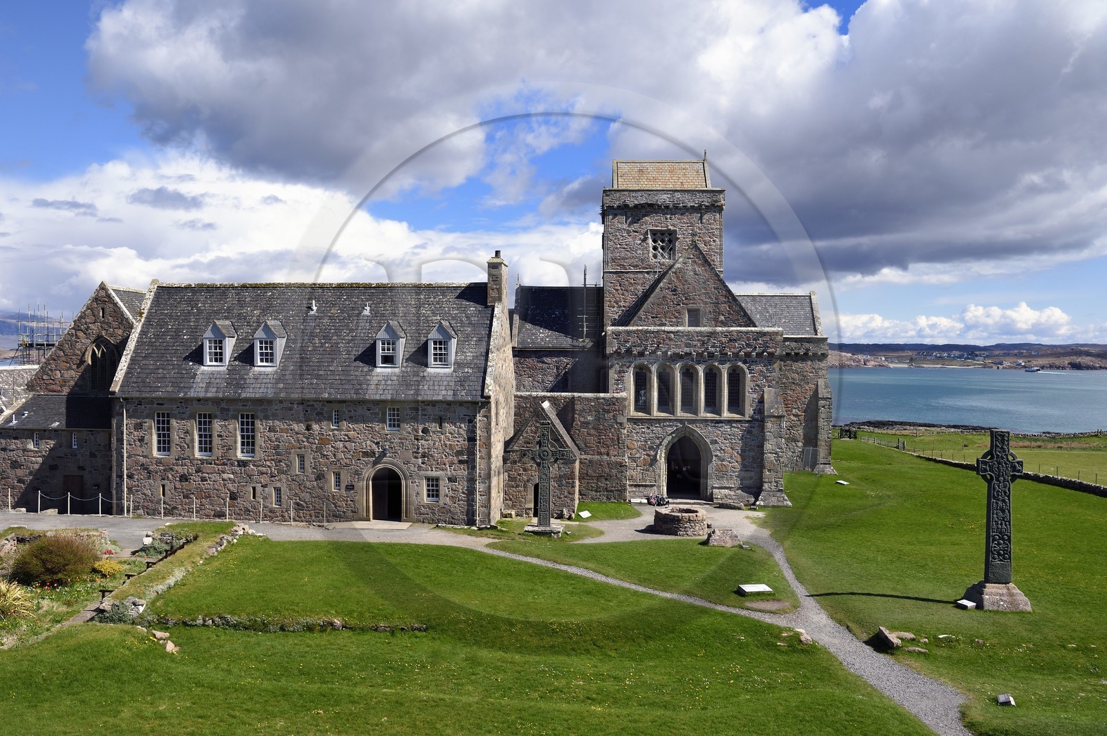 Royaume-Uni, Ecosse, Highland, Hébrides intérieures, Ile de Iona face à l'Ile de Mull, abbaye d'Iona fondée par Saint Columba au VIème siècle et la Croix de Saint-Martin à droite