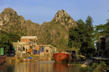 Vietnam, province de Ninh Binh, village insulaire de Kenh Ga entouré de montagnes karstiques