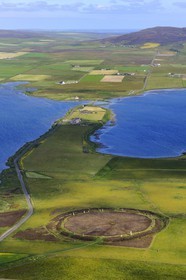 Royaume-Uni, Ecosse, Iles Orcades, Ile de Mainland, au bord du Loch of Stenness, cercle de pierres levées du Ring of Brodgar, classées Patrimoine Mondial de l' UNESCO (vue aérienne)