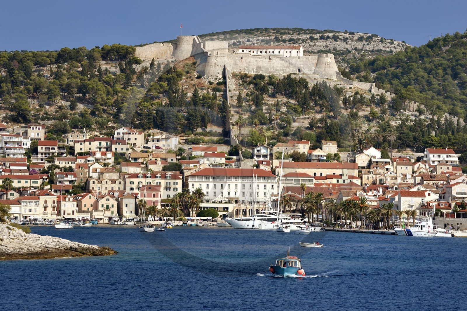 Croatie, Dalmatie, cote dalmate, Ile de Hvar, la ville de Hvar dominé par la Forteresse Espagnole