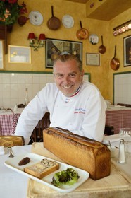 France, Rhône (69), Lyon, Restaurant bouchon lyonnais Daniel et Denise, le chef meilleur ouvrier de France 2004 Joseph Viola et son réputé Pâté en croute au foie gras et ris de veau