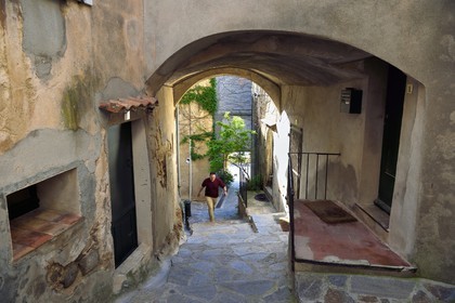 France, Var (83), Presqu'Ile de Saint-Tropez, Ramatuelle, rue Rompi Cuou (casse-cul en provencal) dans le vieux village