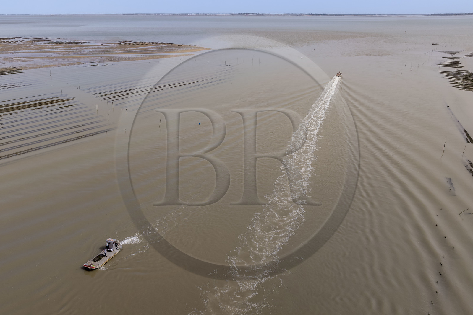 France, Charente-Maritime (17), Ile d'Oléron, Dolus-d’Oléron, bassin de Marennes-Oléron, chenal d’Arceau dans le Pertuis d'Antioche