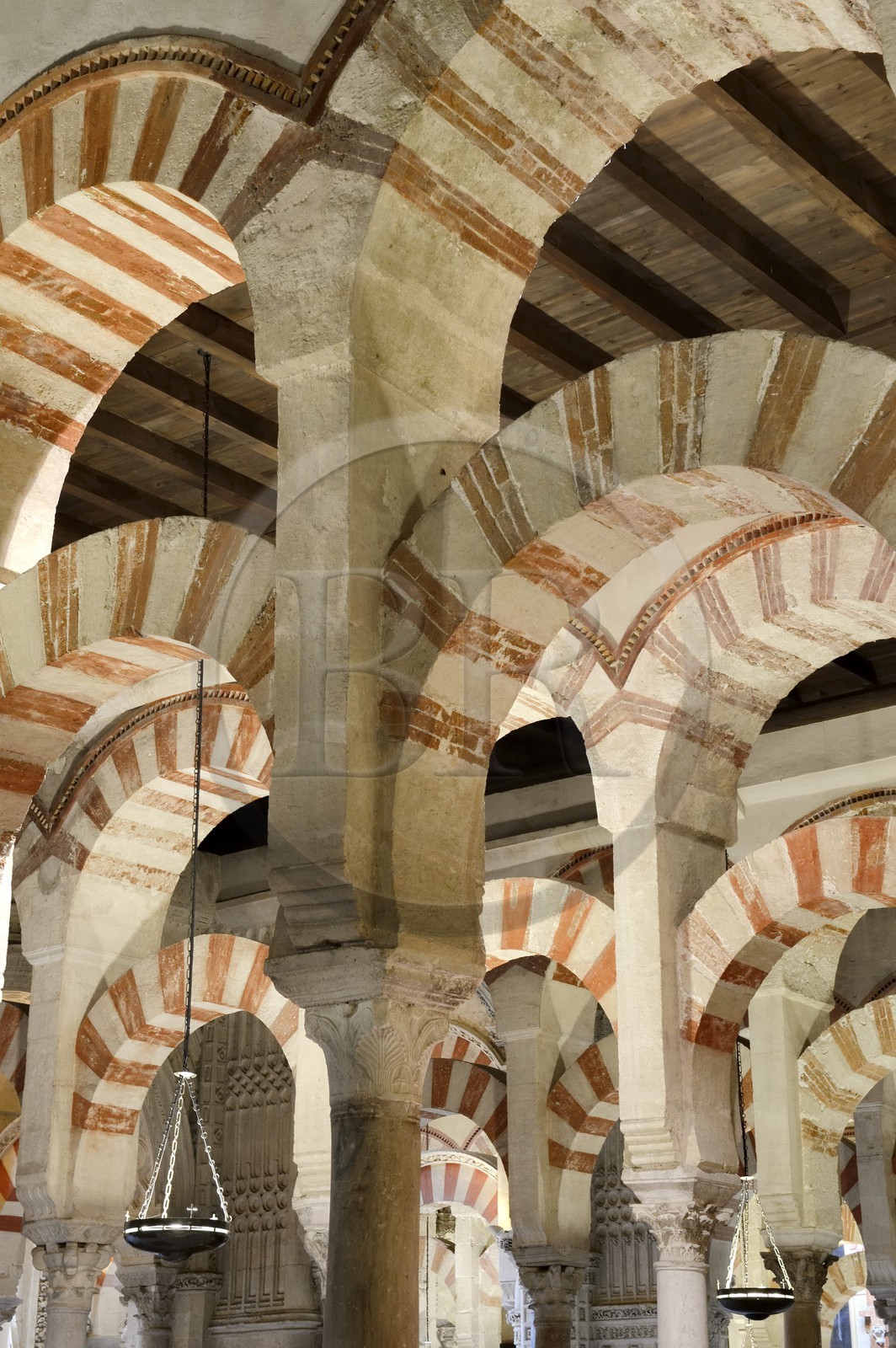 Espagne, Andalousie, Cordoue, centre historique classé Patrimoine Mondial de l'UNESCO, la Mezquita, mosquée-cathédrale, la forêt d'arcs et de colonnades illustre la monumentalité de l'Art omeyyade de Cordoue