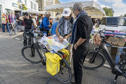 France, Vendée (85), Saint-Gilles-Croix-de-Vie, lecture de la carte pour les cyclistes sur le marché côté Croix-de-Vie