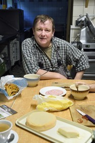 France, Haut-Rhin (68), Wasserbourg, Ferme-auberge Buchwald, le marcaire Michel Wehrey à sa table de cuisine