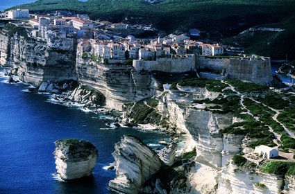 France, Corse-du-Sud (2A), Bonifacio et le rocher du grain de sable en premier plan (vue aérienne)
