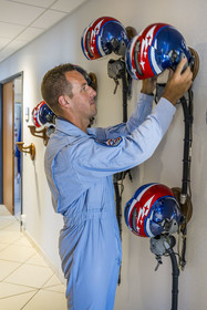 France, Bouches-du-Rhône (13), Salon-de-Provence, base aerienne 701, base de la Patrouille de France (PAF pour Patrouille acrobatique de France) de l'Armée de l'air et de l'espace française, le capitaine Cédric Queyranne vient récupérer son casque dans le couloir des locaux de la Patrouille de France