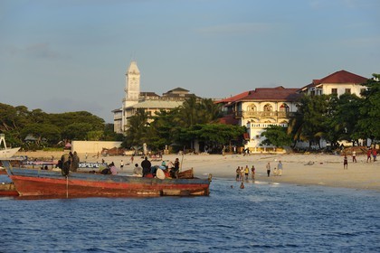 Tanzanie, archipel de Zanzibar, île de Unguja (Zanzibar), ville de Zanzibar, quartier Stone Town, classé Patrimoine Mondial de l' UNESCO, au fond derrière la plage le Beit El-Ajaib ou Maison des Merveilles abrite le Zanzibar National Museum of History &Culture