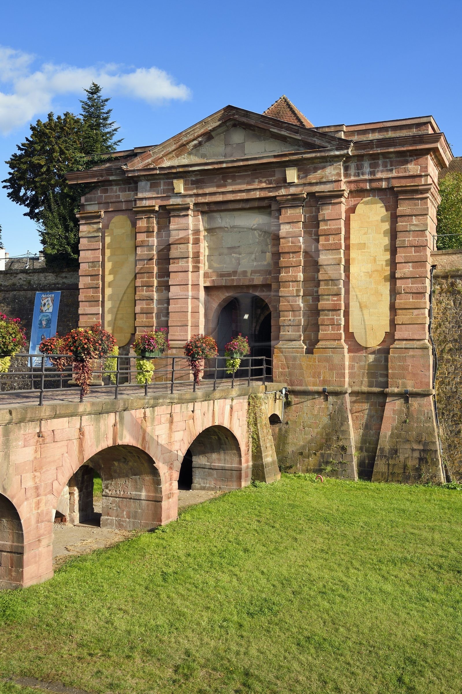 France, Haut-Rhin (68), Neuf-Brisach, ville fortifiée par Vauban, classée Patrimoine Mondial de l'UNESCO, la Porte de Colmar au nord-ouest