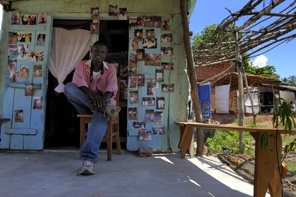 Tanzanie, région de Morogoro, les Monts Uluguru, Mickael le photographe du village de Matombo