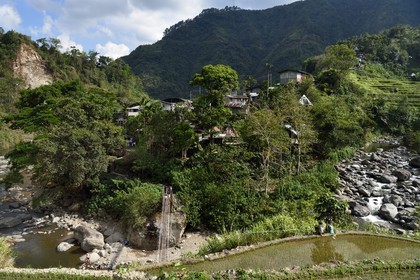 Philippines, province d'Ifugao, les rizières en terrasses de Banaue, classées Patrimoine Mondial de l'UNESCO, pont suspendu qui mêne au village de Cambulo