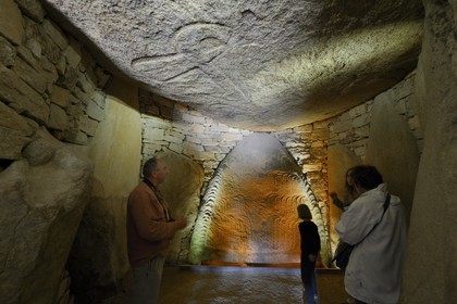France, Morbihan (56), Golfe du Morbihan, Locmariaquer, le cairn de la Table des Marchands, dalle gravée d’une hache emmanchée