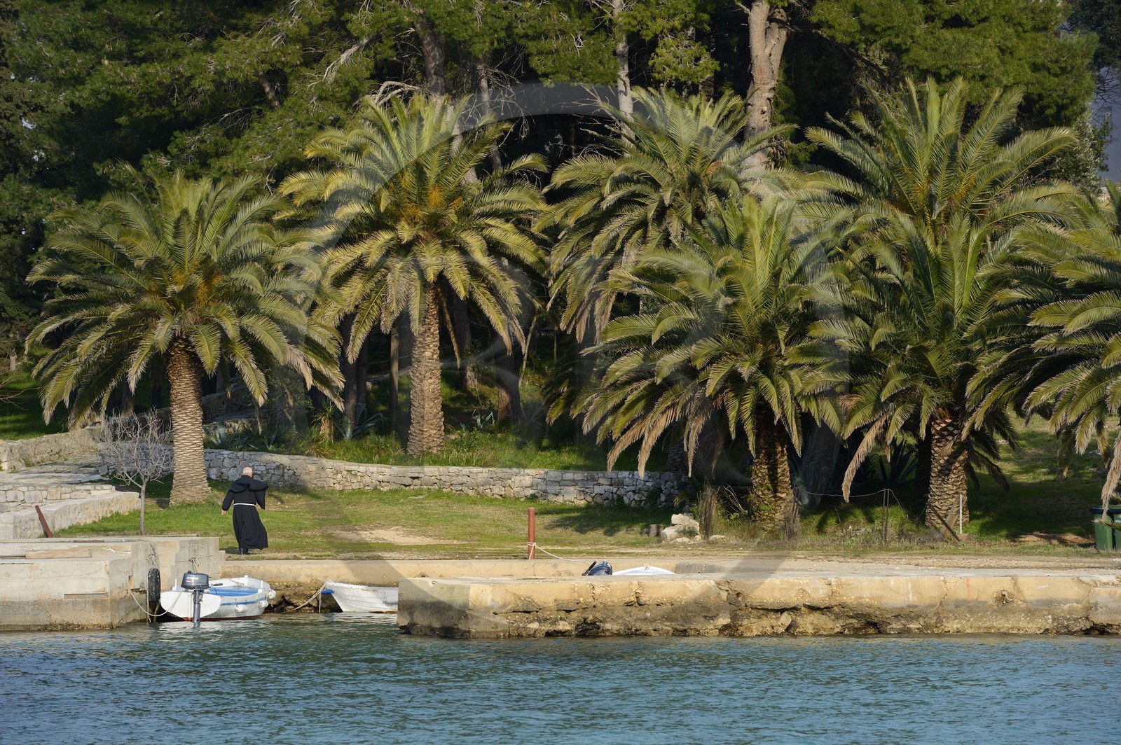 Croatie, Dalmatie, côte dalmate, Ile d’Ugljan, Preko, frère franciscain rejoignant le Monastère Franciscain de l'îlot Galovac sur sa barque