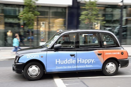 Royaume-Uni, Londres, taxi londonien avec un affichage publicitaire