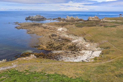 France, Finistère (29), Mer d'Iroise, Ile d'Ouessant, randonneur sur le chemin cotier, la plage et mouillage de Yuzin en arrière plan (vue aérienne)