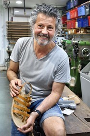 France, Var (83), Saint-Tropez, fabrication des Sandales Tropéziennes (les sandales Rondini), Alain Rondini