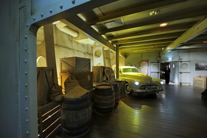 France, Loire-Atlantique (44), port de Saint-Nazaire, Escal'Atlantic dans l'ancienne base sous-marine fait revivre le monde des transatlantiques, reconstitution  de la cale avec une Buick