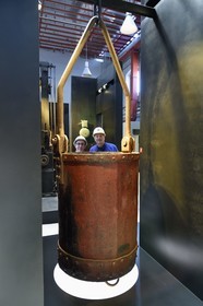 France, Moselle (57), Petite-Rosselle, le musée du carreau Wendel, anciens mineurs derrière un cuffat