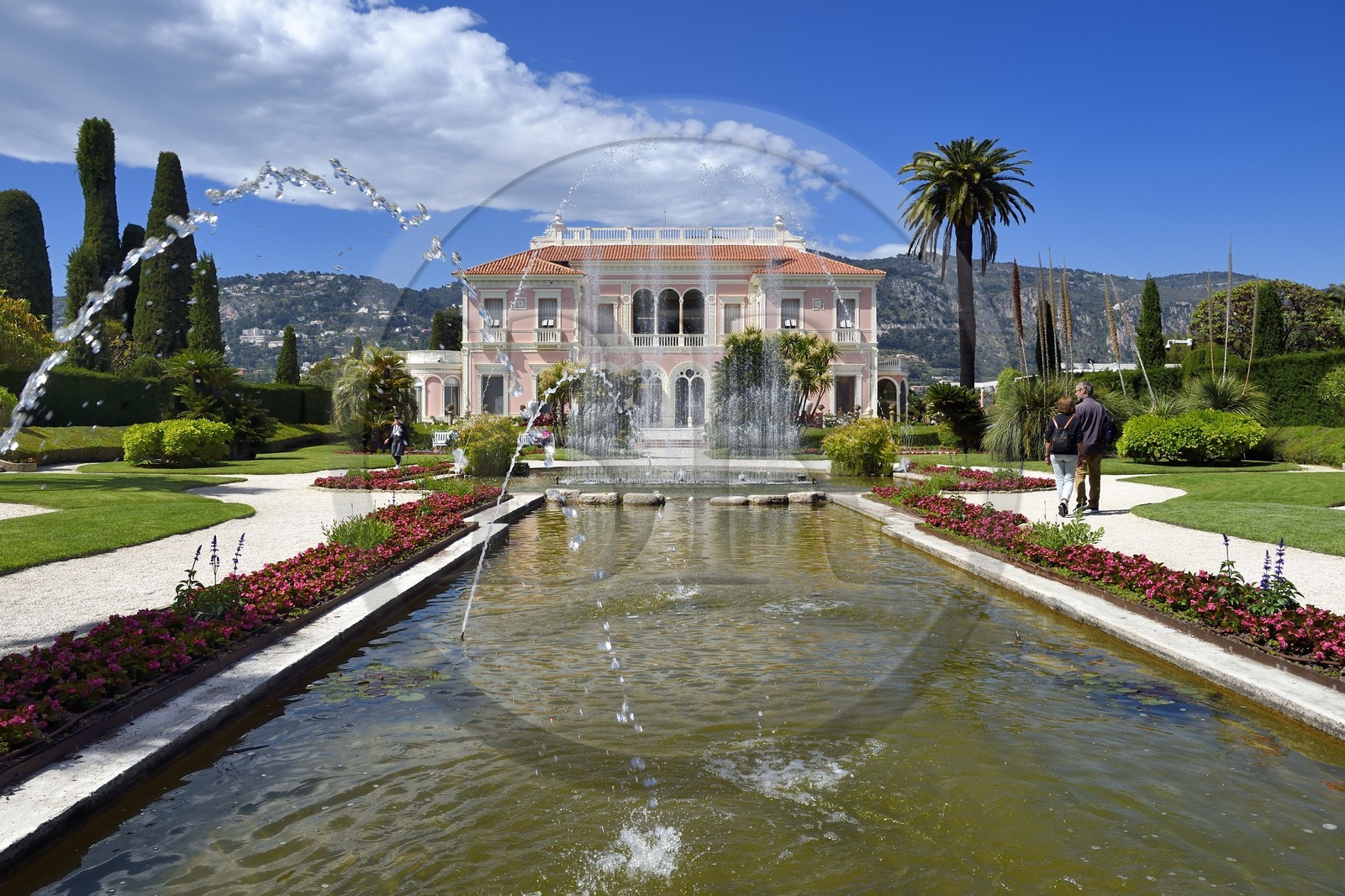 France, Alpes Maritimes (06), Saint-Jean-Cap-Ferrat, villa et jardins Ephrussi de Rothschild, jardin à la française et grand bassin avec jeux d'eau