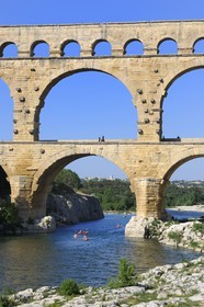 France, Gard (30), le Pont du Gard classé Patrimoine Mondial de l'UNESCO, aqueduc romain qui enjambe le Gardon, descente en canoë-kayak du Gardon