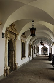 Pologne, région de Lublin, ville Renaissance de Zamosc classé Patrimoine Mondial de l' UNESCO, passage sous arcades de la place du marché et portail décoré de frises