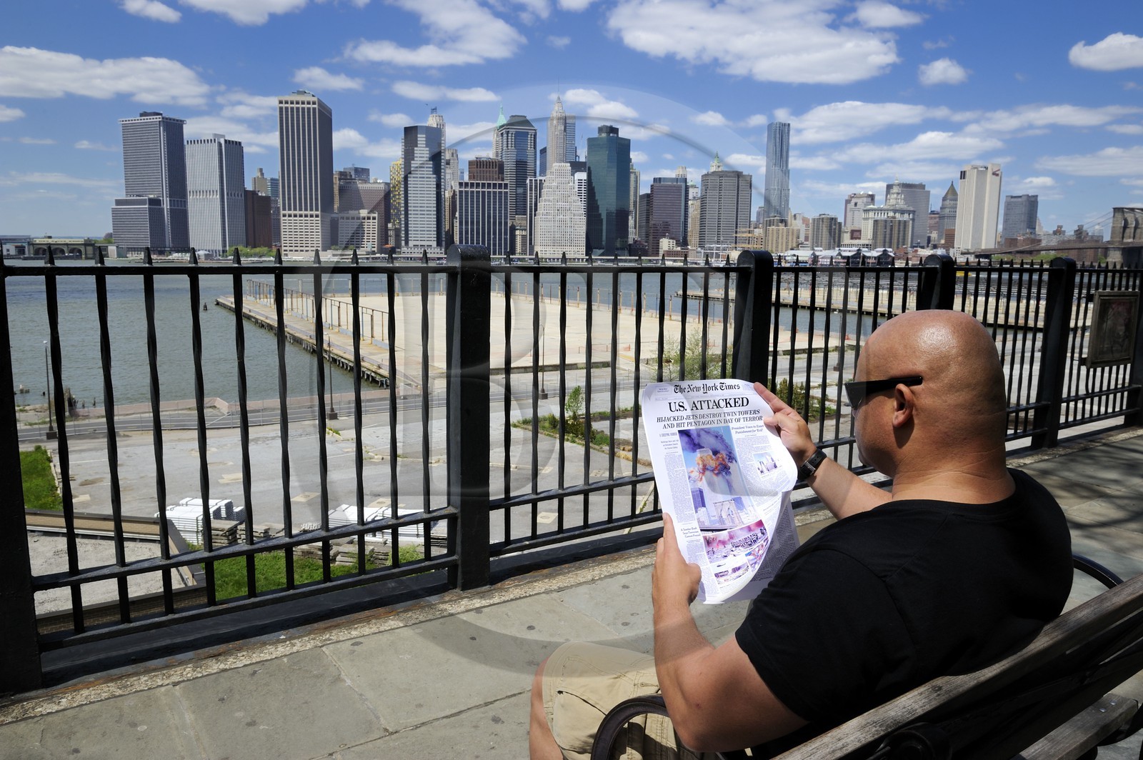 Etats-Unis, New York, Downtown Manhattan vue de la promenade à  Brooklyn, relecture 10 ans après du New York Times annoncant les attentats du 11 septembre 2001 sur les tours jumelles du World Trade Center