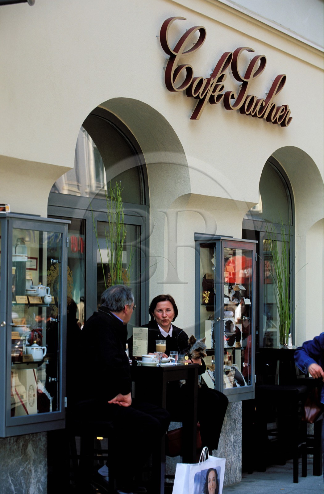 Autriche, Styrie, Graz, centre historique classé Patrimoine Mondial de l'UNESCO, (rue) Herrengasse, le célèbre Café Sacher à ouvert une succursale à Graz, en 2003