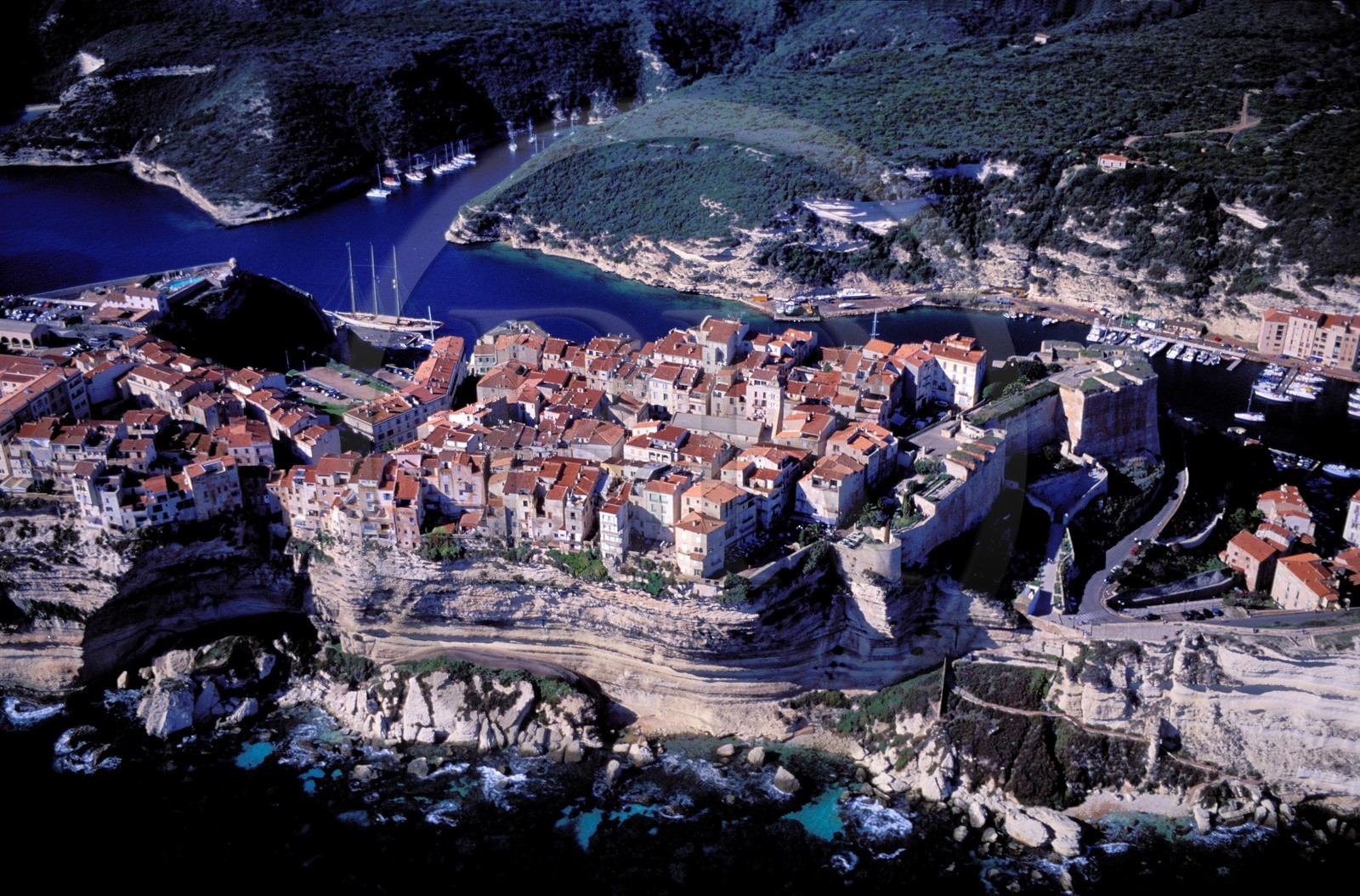 France, Corse-du-Sud (2A), Bonifacio, la ville perchée sur les falaises (vue aérienne)