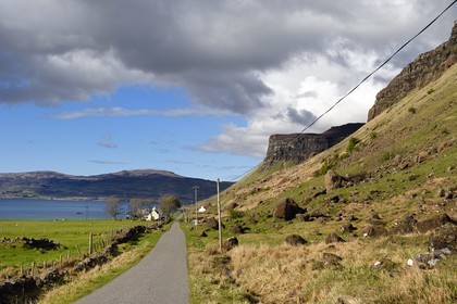 Royaume-Uni, Ecosse, Highland, Hébrides intérieures, cote ouest de l'Ile de Mull, étroite route cotière vers Balnahard et le Loch Na Keal