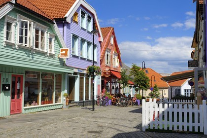 Norvège, Rogaland, Stavanger, les maisons et commerces colorés de la rue Holmegate