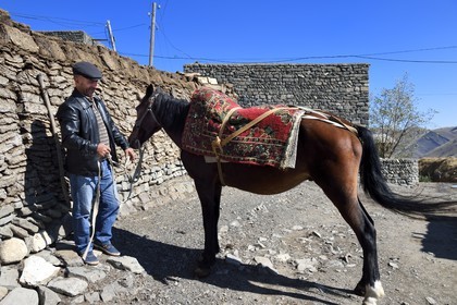 Azerbaïdjan, région de Quba (Guba), chaine de montagne du Grand Caucase, village de Khinalug (Xinaliq), le cheval reste très utile pour sillonner la montagne