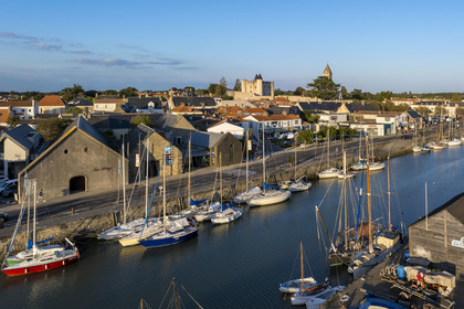 France, Vendée (85), Ile de Noirmoutier, Noirmoutier-en-l'Ile, port d'échouage dans l'Etier du Moulin, le château médiéval et l'église Saint-Philbert en arrière plan (vue aérienne)
