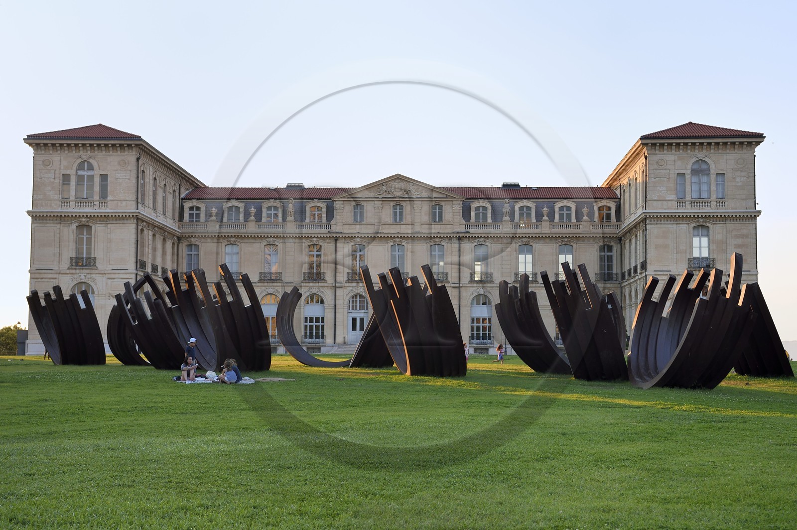 France, Bouches-du-Rhône (13), Marseille, quartier du Pharo, entrée du Vieux Port, palais du Pharo et sculptures le «Désordre» de l'artiste Bernar Venet