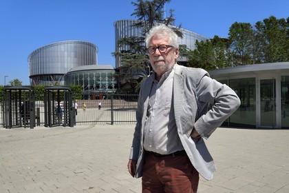 France, Bas-Rhin (67), Strasbourg, quartier européen, l'architecte Claude Bucher devant le batiment de la Cour européenne des droits de l'homme qu'il a conçu avec l'architecte Richard Rogers