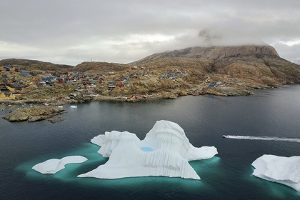 Groenland, cote ouest, la ville d'Uummannaq domin