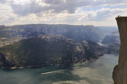 Norvège, Rogaland, le Rocher de La Chaire (Preikestolen) surplombant de 600m le Lysefjord, fjord de Lysebotn