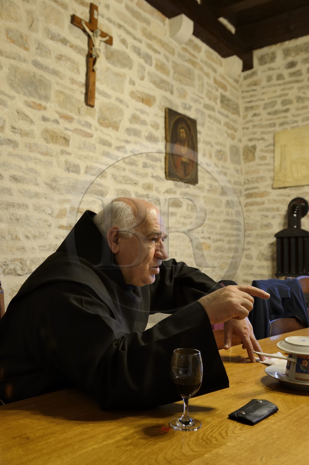 Croatie, Dalmatie, côte dalmate, Monastère franciscain de l’Ile de Krapanj en face de Sibenik, le frère et père Jean (Ivan Lelas) dans le petit refectoire