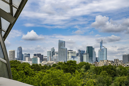 France, Paris (75), les immeubles de la Défense depuis la fondation Louis Vuitton de l'architecte Frank Gehry dans le Bois de Boulogne