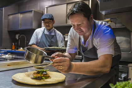 France, Vaucluse (84), Dentelles de Montmirail, Caromb, restaurant Le 6 à table, le chef Pascal Poulain dans sa cuisine