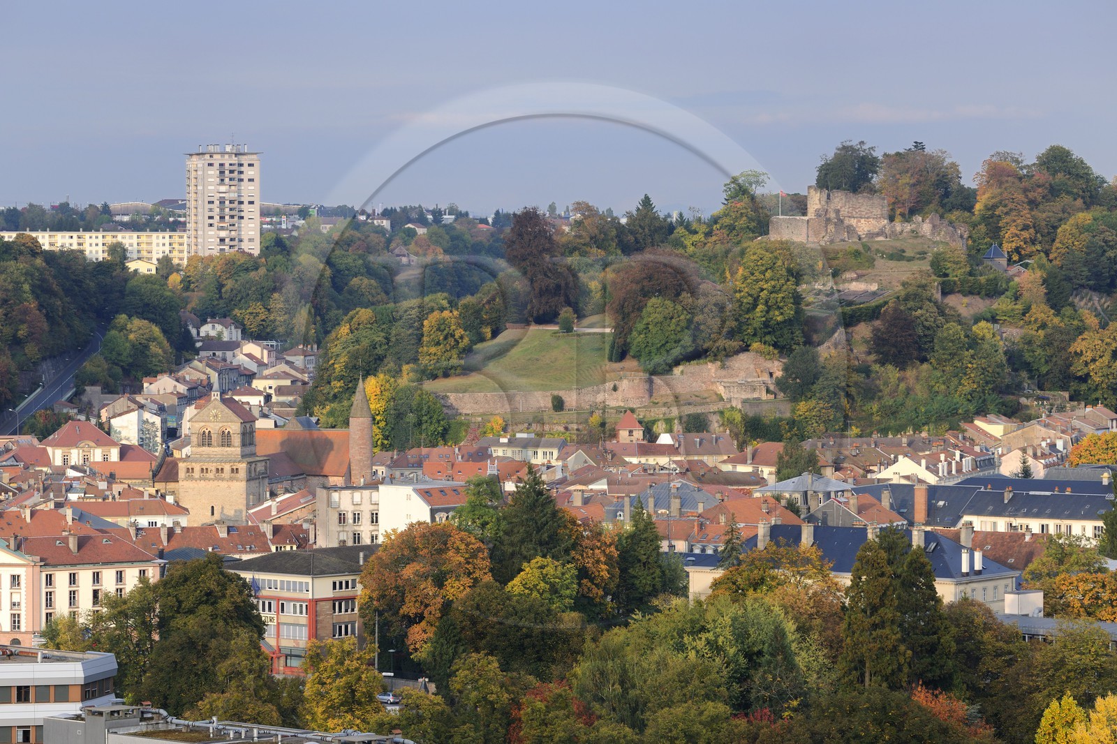 France, Vosges (88), Epinal, ruines du château dominant la ville et la basilique Saint-Maurice