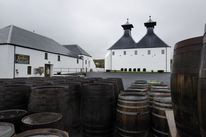 Royaume-Uni, Ecosse, Hébrides intérieures, Ile de Islay, Port Ellen, distillerie de whisky Ardbeg, stockage des tonneaux en extérieur