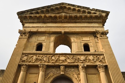 France, Vaucluse (84), Parc Naturel Regional du Luberon, La Tour d'Aigues, ruines du chateau Renaissance, le portail d'entrée