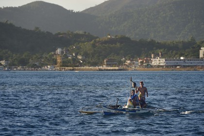 Philippines, Calamian Islands dans le nord de Palawan, baie de Coron, pirogue à balancier et Busuanga Island en arrière plan